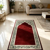 Un tapis de prière islamique rouge profond avec calligraphie arabe blanche et verte complexe.