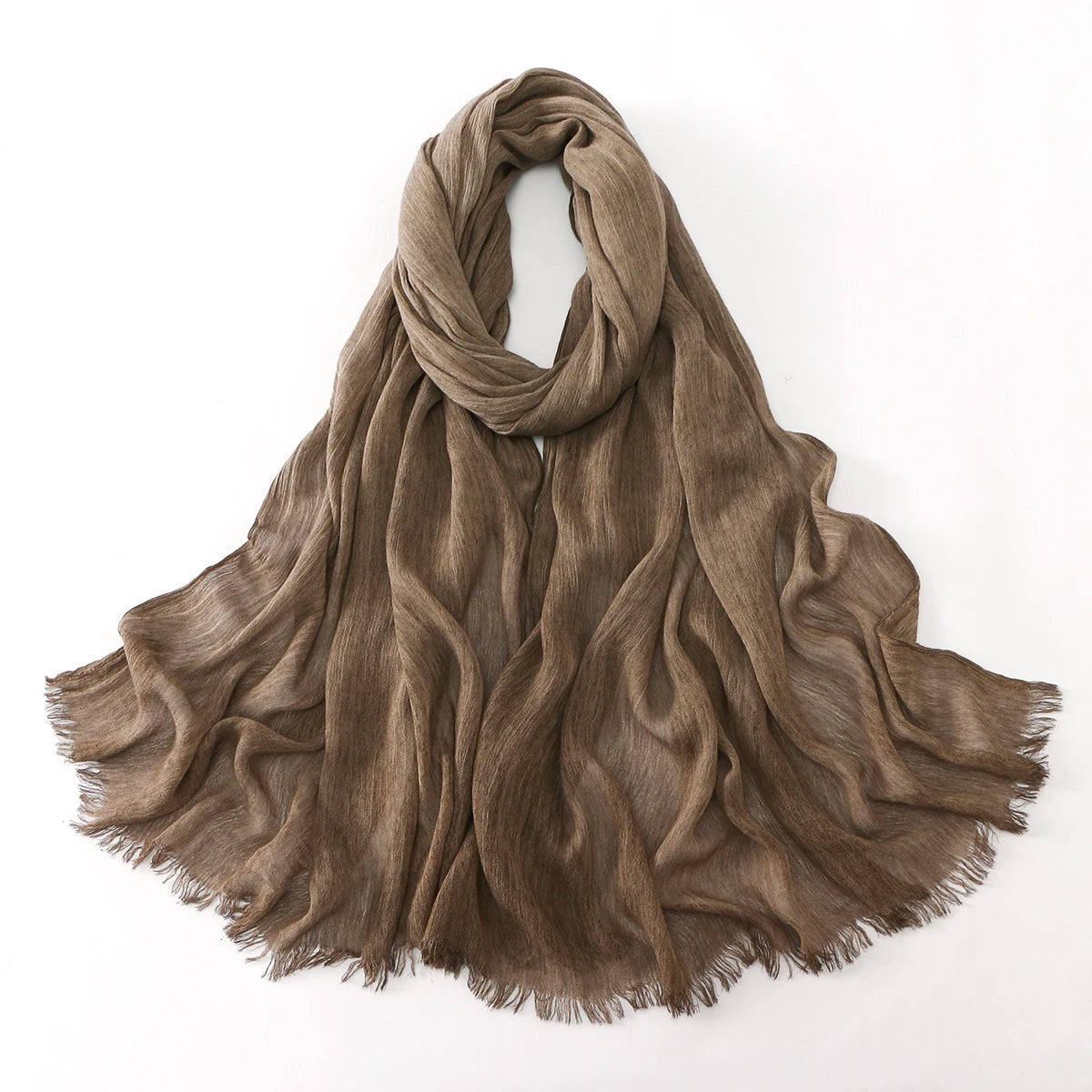 Foulard hijab en rayon froncé brun drapé, vue de dessus.