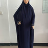 Une longue caftan abaya bleu foncé et fluide portée par un mannequin.