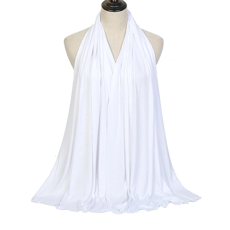 Weißer Premium-Modalt-Hijab-Schal, drapiert um den Hals einer Mannequin