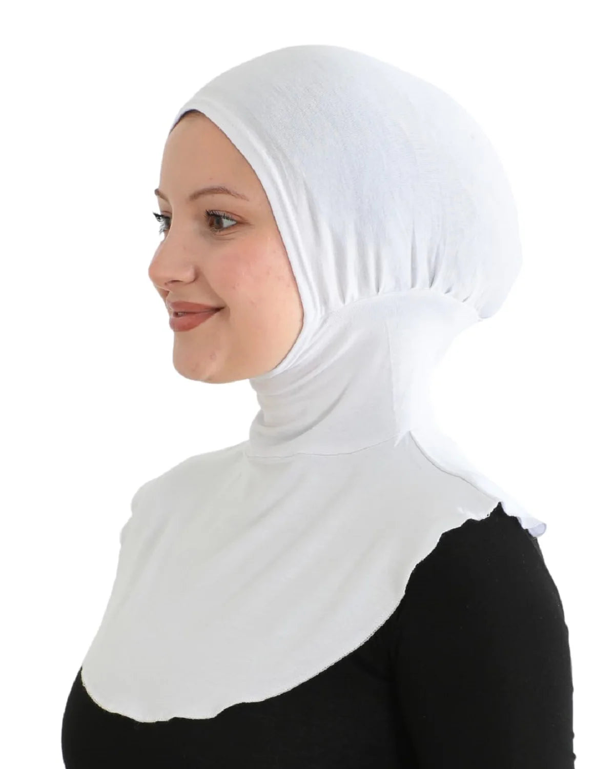 Une femme portant un hijab et un foulard en coton mélangé blanc prêt-à-porter.