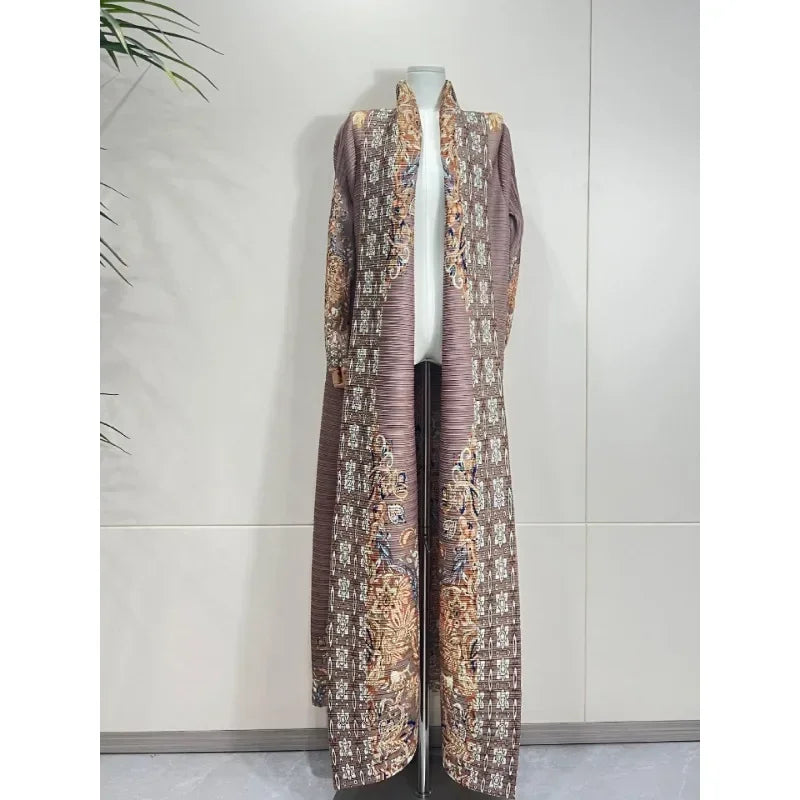 Manteau trench à manches longues à motif plissé brun et beige, présenté sur un mannequin.