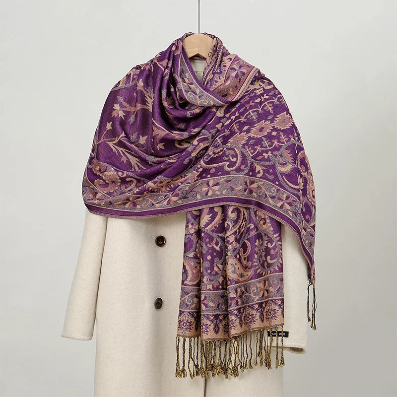 Pañuelo pashmina morado de lujo con bordado floral intrincado sobre una prenda blanca.