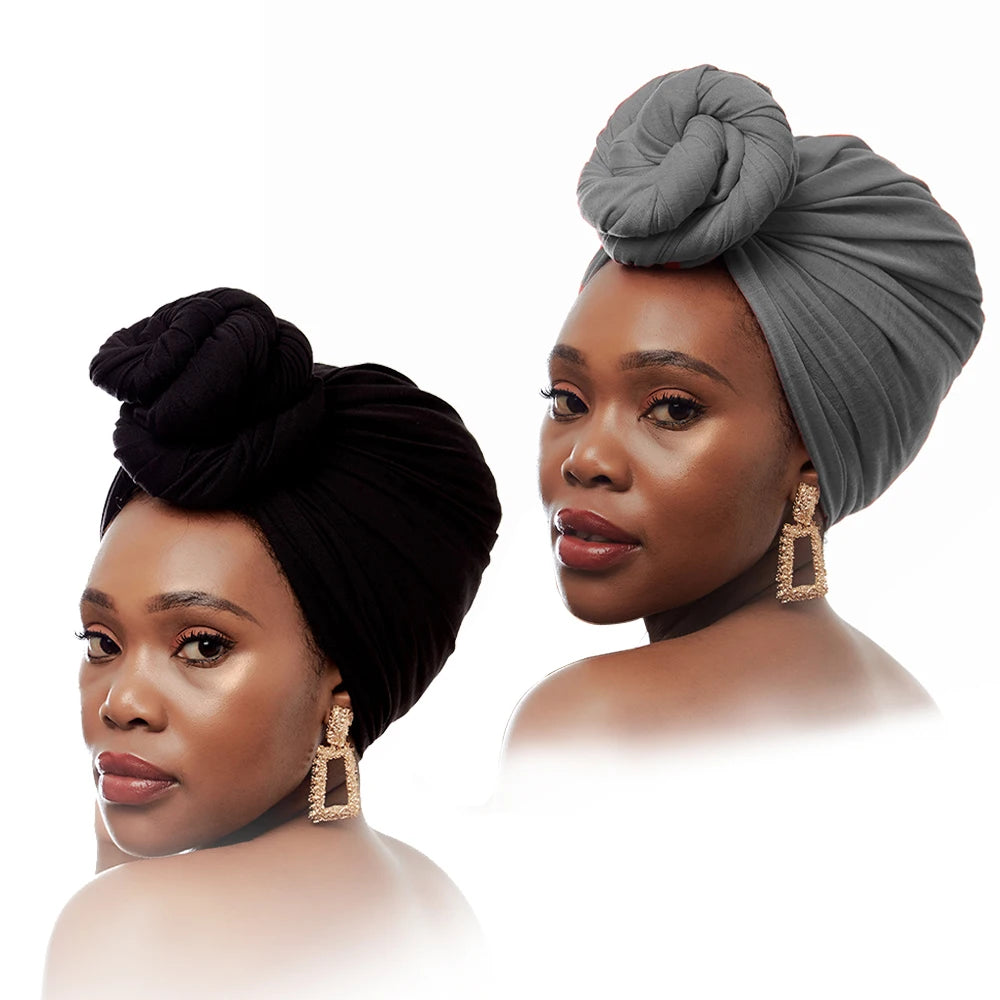 Eine Frau modelliert einen grauen Turban-Schal mit goldenen Ohrringen und einer schwarzen Knotenfrisur.