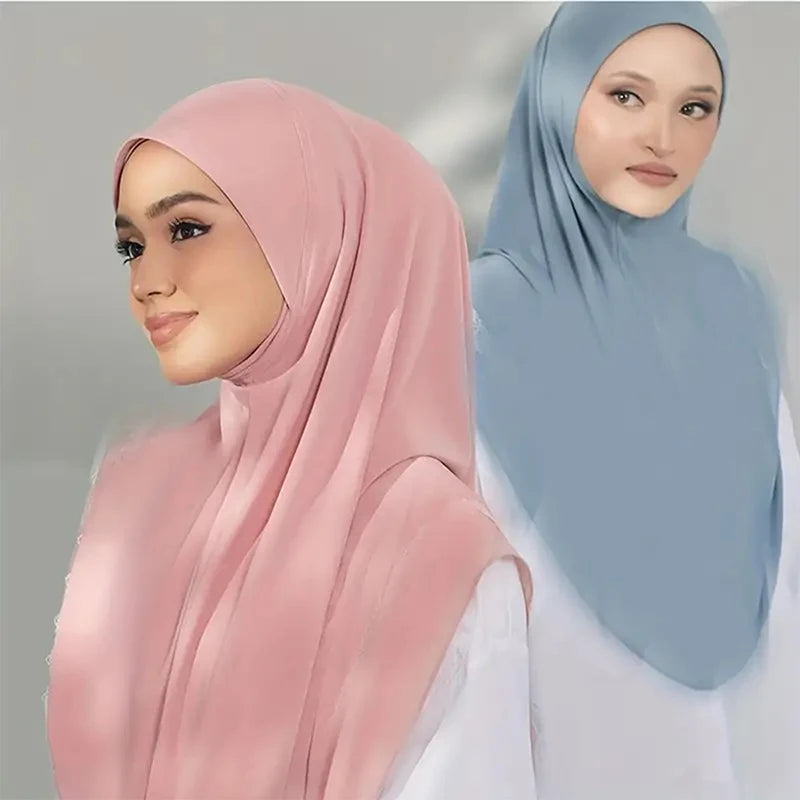 Una mujer modela un pañuelo islámico rosa instantáneo y uno azul claro contra un fondo neutro.