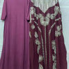 Langes, Pflaumenfarbenes Batwing-Robe-Kleid mit silberner Paillettenstickerei und Fransenverzierung.