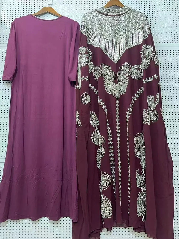 Langes, Pflaumenfarbenes Batwing-Robe-Kleid mit silberner Paillettenstickerei und Fransenverzierung.