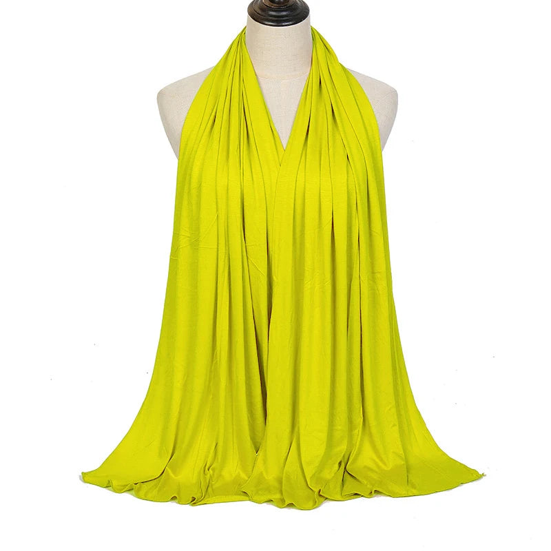 Helles limettengrünes Premium-Modal-Bauszugturban-Schal um den Hals eines Mannequins drapiert.