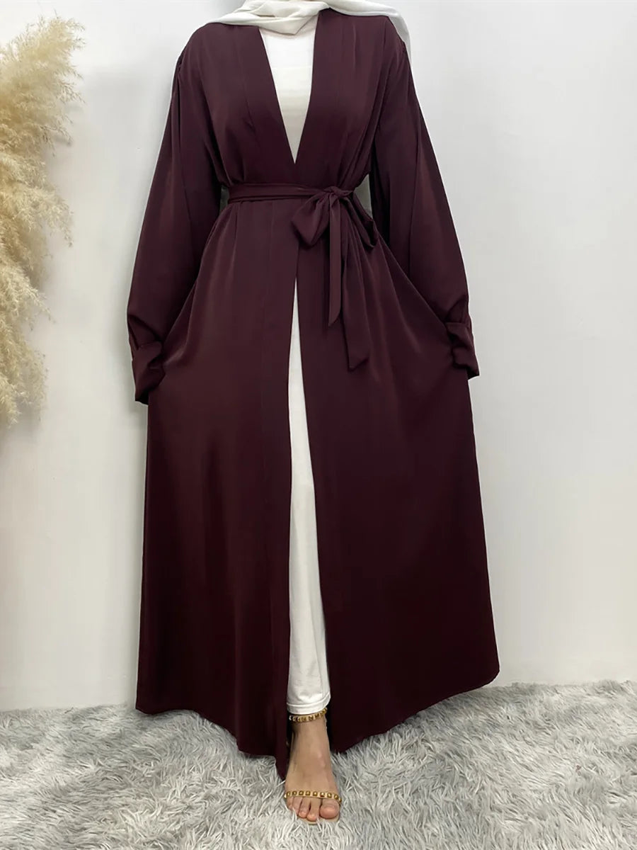 Marooner, fließender Abaya-Kaftan mit offenem Vorderteil für Damen über einem weißen Top