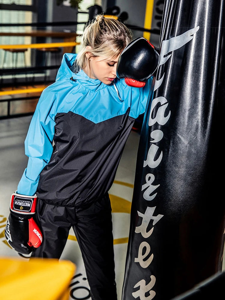 Une personne portant une combinaison de fitness bleue et noire, en gros plan, sur un fond sombre.