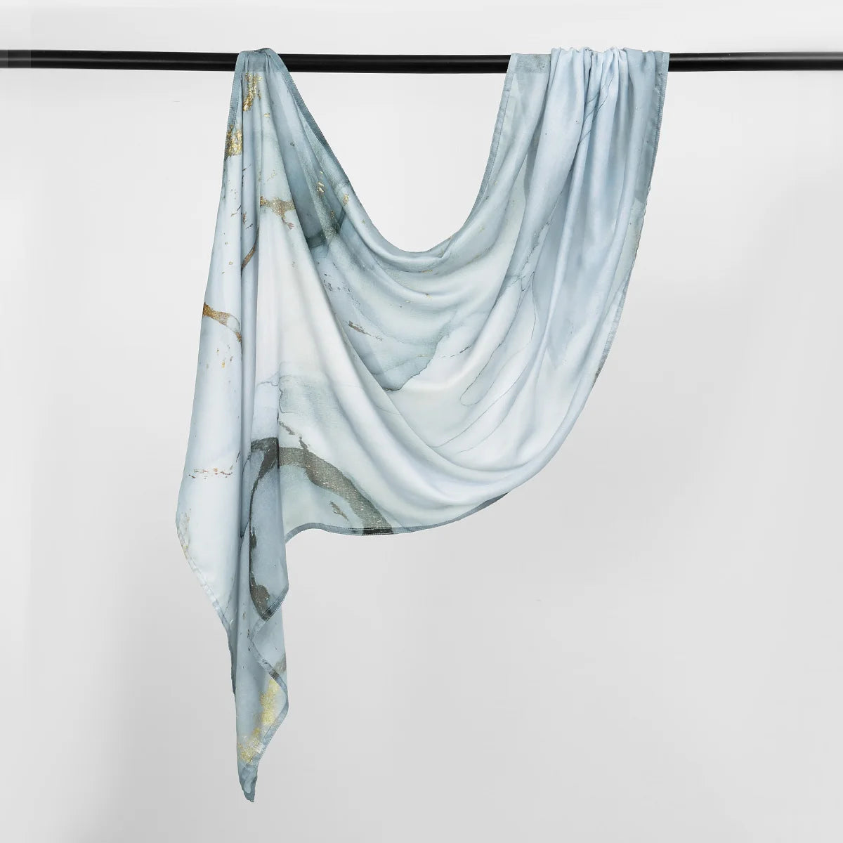 Hellblau-graues marmoriertes Aquarelldruck-Baumwoll-Leinen-Hijab-Schal, aufgehängt