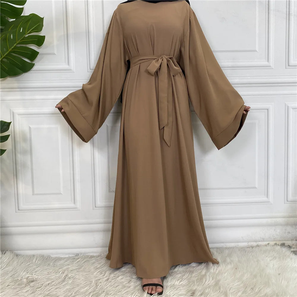 Eine braune, elegante Maxi-Abaya für Frauen mit langen Ärmeln und einem gebundenen Bund