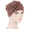 Nahaufnahme eines mochabraunen floral bestickten Hijab-Turban-Kap of einem Mannequins.