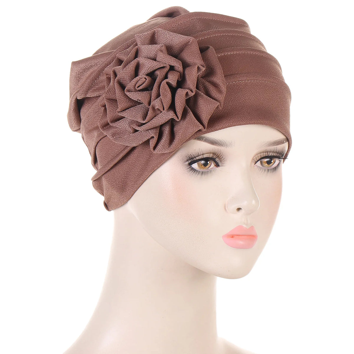 Nahaufnahme eines mochabraunen floral bestickten Hijab-Turban-Kap of einem Mannequins.