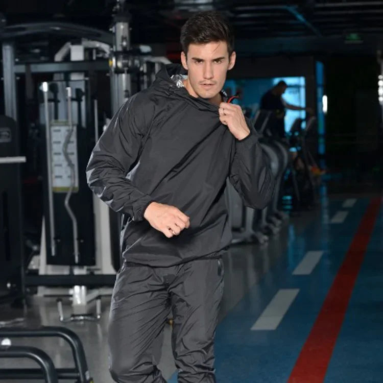 Un mannequin masculin portant une combinaison de fitness noire dans une salle de sport.