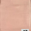 Foulard modal de couleur pêche doux plié et présenté sur un fond blanc.