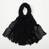 Écharpe en rayon crinkle noire élégante drapée autour du cou