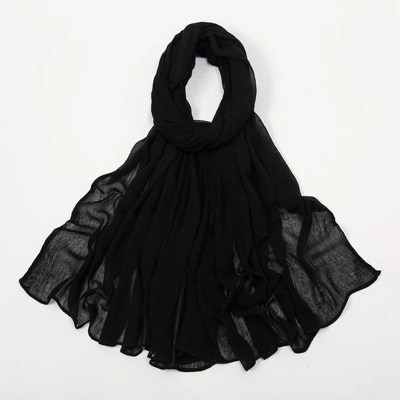 Écharpe en rayon crinkle noire élégante drapée autour du cou