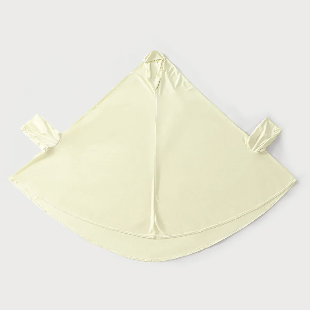 Eine elegante beige Baumwoll-Abaya mit Ärmeln und Hijab, flach ausgelegt.