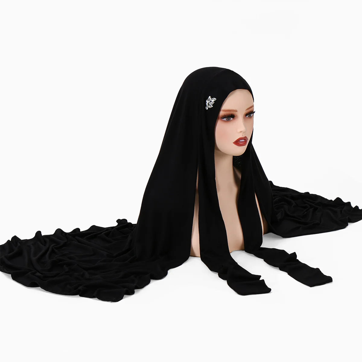 Model trägt ein schwarzes elastisches Modal-Jersey Instant-Hijab mit Trägern.