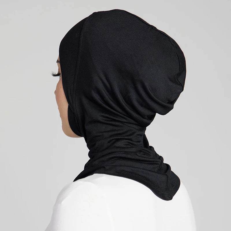 Schwarzer, dehnbarer Baumwoll-Hijab-Bonnet, der auf Kopf und Hals getragen wird.