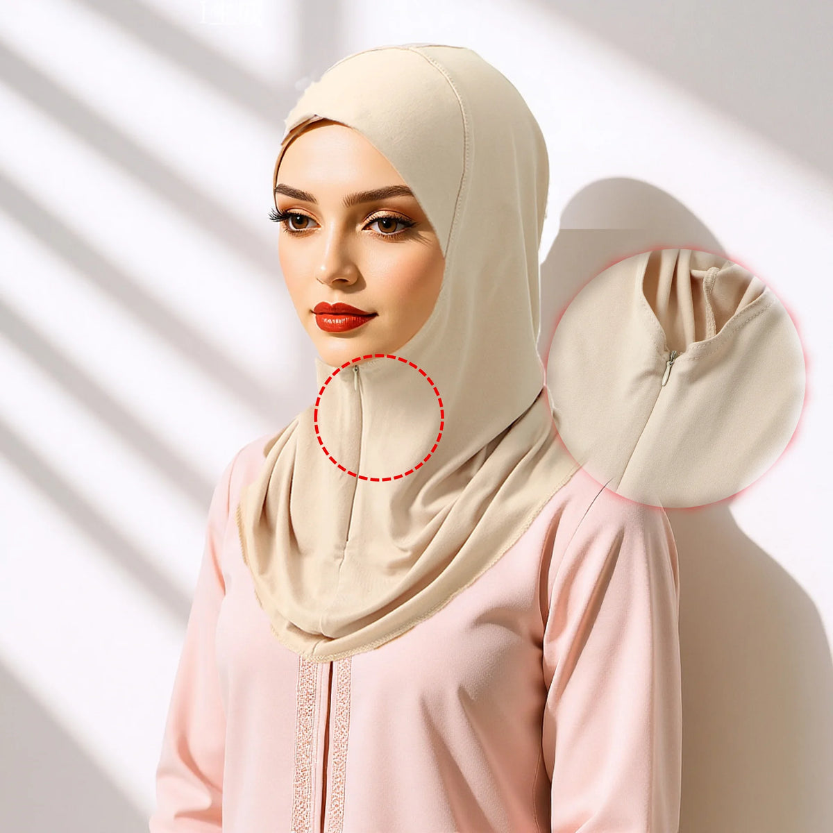 Eine Frau trägt einen beigeen Instant-Falt-Hijab mit verstecktem Reißverschluss und ein pinkes Oberteil.