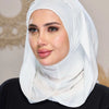 Eine Frau trägt einen weißen, sofort einsatzbereiten Jersey-Hijabschal vor einem hellen Hintergrund.