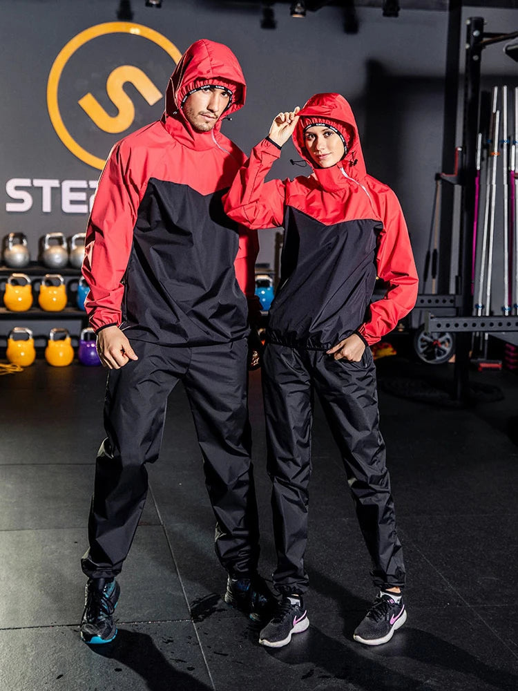 Deux modèles portant des combinaisons de sauna fitness noir et rouge dans une salle de sport.