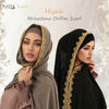 Eine Frau modelliert einen Gold-Strass-Chiffon-Hijabschal in Olivgrün und Schwarz.
