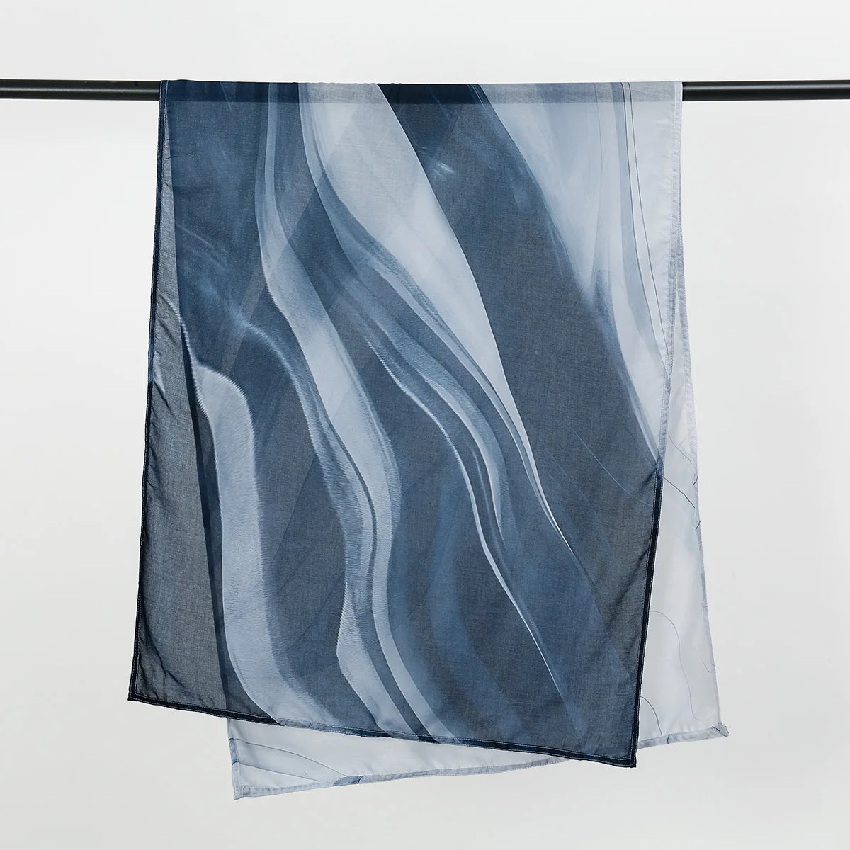 Dunkelblaue und graue Aquarell-Ombré-Print-Seiden-Modal-Hijab-Schal an einem schwarzen Stab.