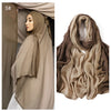 Modell trägt einen beigeen Ramanda Bamboo Modal Rayon Schal-Hijab, in voller Länge und als gerollte Präsentation.