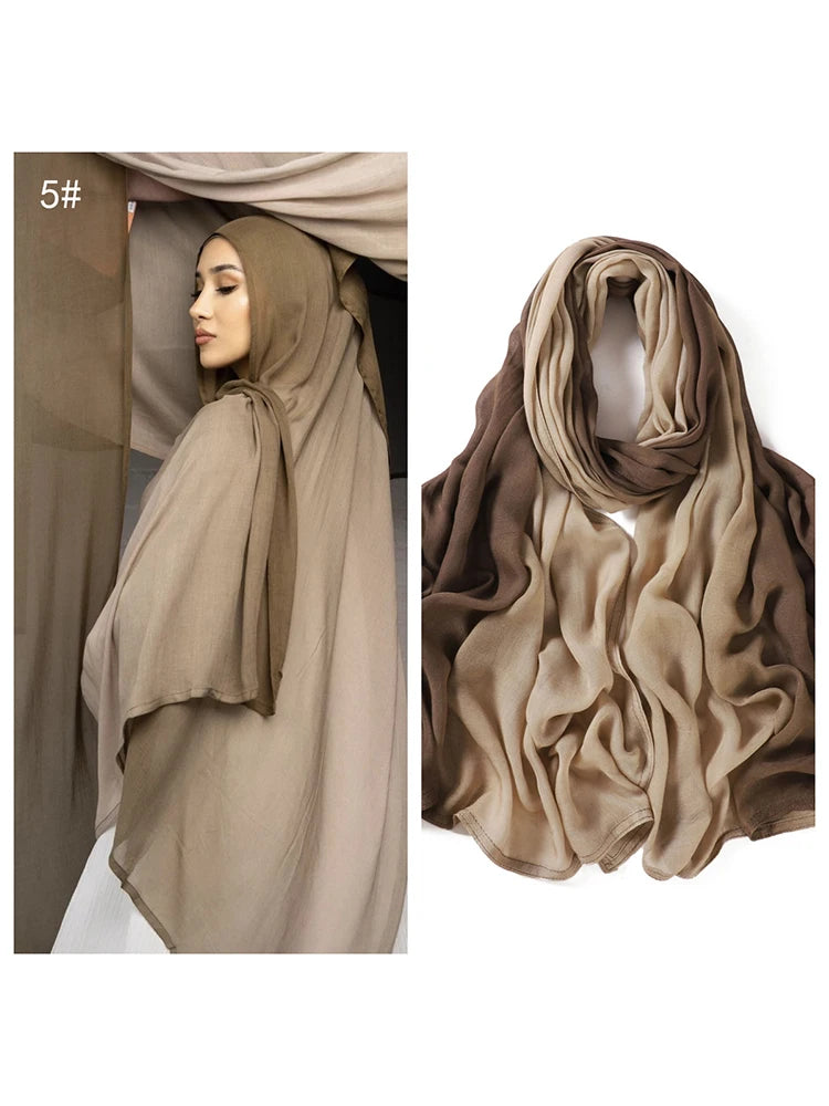 Modell trägt einen beigeen Ramanda Bamboo Modal Rayon Schal-Hijab, in voller Länge und als gerollte Präsentation.