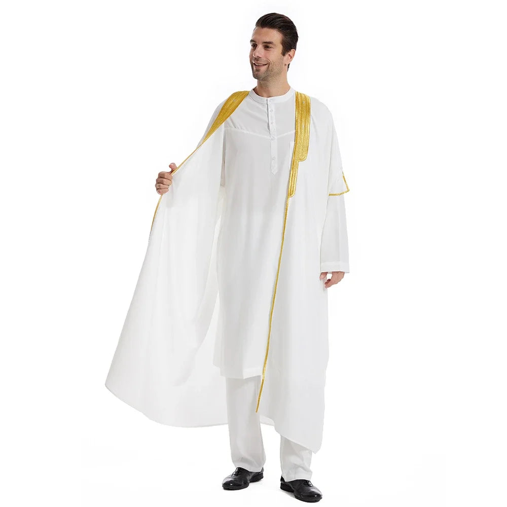 Mann trägt einen weißen Jubba-Thobe Kaftan mit goldenen Verzierungen und drapiert ihn.
