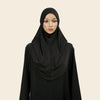 Une femme portant un foulard instant noir en coton chanvre.