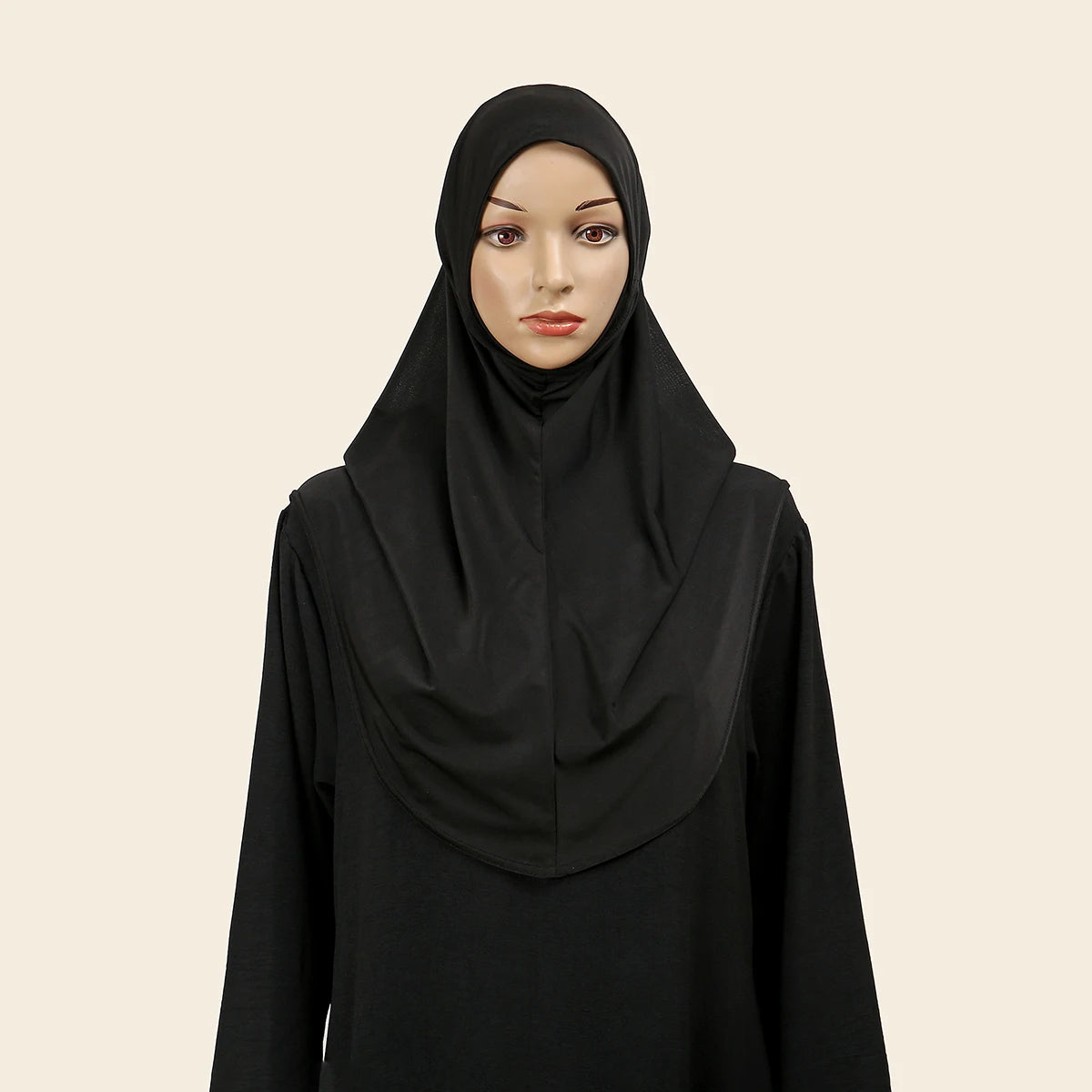 Une femme portant un foulard instant noir en coton chanvre.