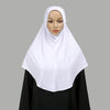Une femme portant un foulard instant en coton chanvre blanc sur un fond gris.