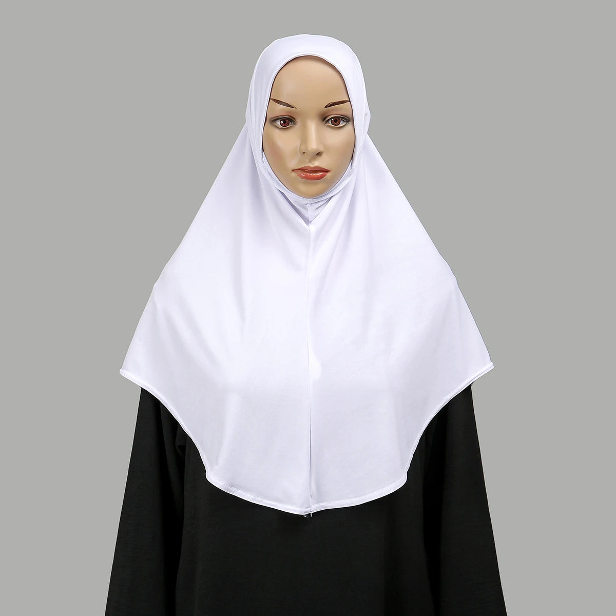Une femme portant un foulard instant en coton chanvre blanc sur un fond gris.