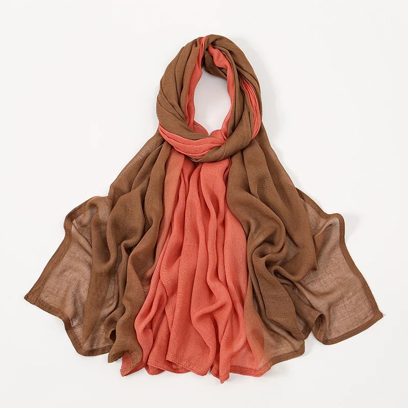 Foulard hijab drapé en modal rayon dégradé brun et corail.