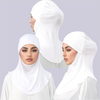 Trois femmes portant des foulards instantanés blancs en tissu extensible