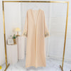 Beige, offene Maxikleid mit Blumenstickerei an den Ärmeln, aufgehängt.