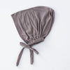 Weicher grauer Inner-Hijab-Bonnet mit zusammengefaltetem Stoff und Schleife.