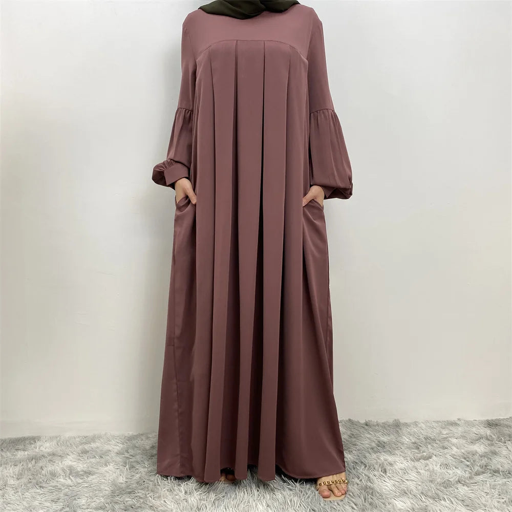 Langes mauve islamisches Kleid für Damen mit langen Ärmeln und drapiertem Schnitt.