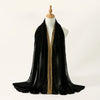 Schwarzer Spitzen-Chiffon-Hijab-Schal auf einem Mannequin drapiert