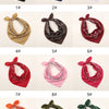 Douze variations de foulards en coton pour la tête ou bandanas, dans diverses couleurs et motifs.
