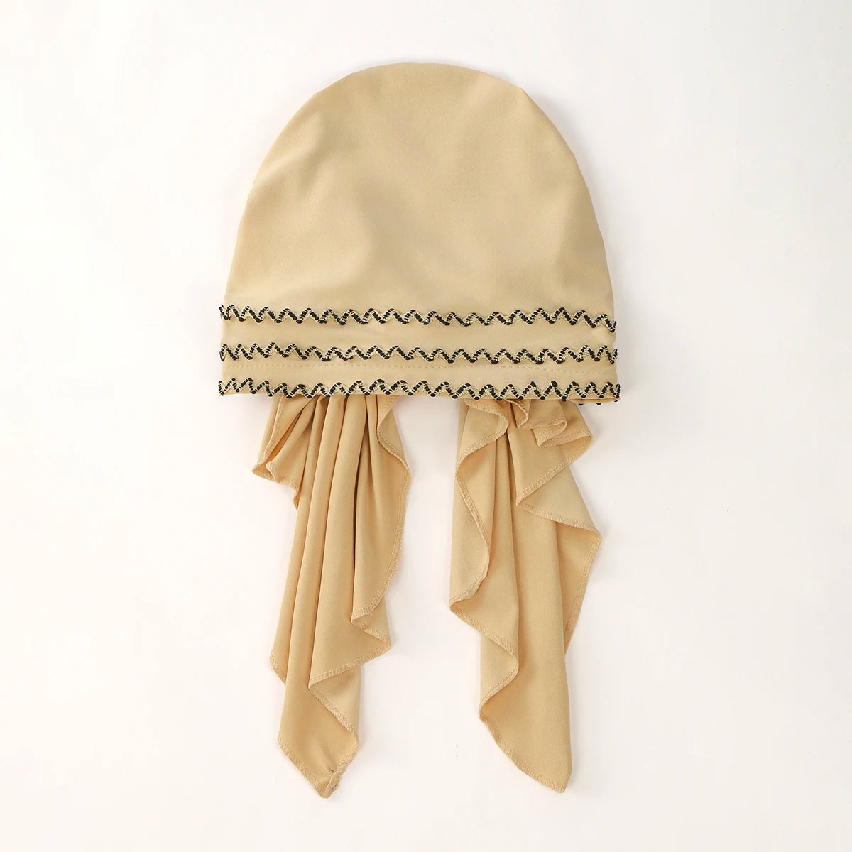 Beige elastisches Kopftuch mit schwarzem Streifenrand und drapierten Enden.