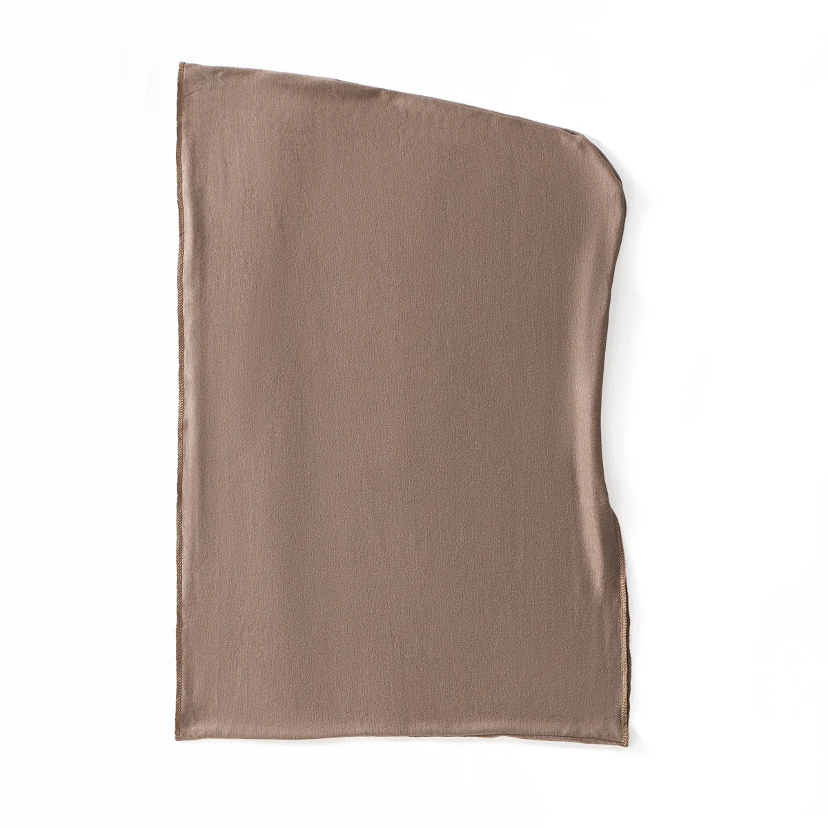 Tissu modal brun-moka et lisse, utilisé pour un hijab instantané.