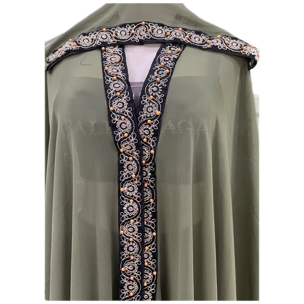 Vestido abaya largo color verde oliva fluido con bordado negro intrincado en escote y mangas.