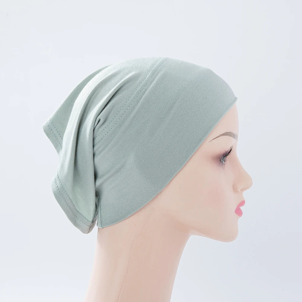 Helle minzgrüne Bambus-Jersey-Hijab-Kappe auf einem Mannequin.