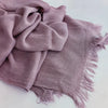 Foulard hijab en coton viscose mauve doux, drapé et plié avec franges