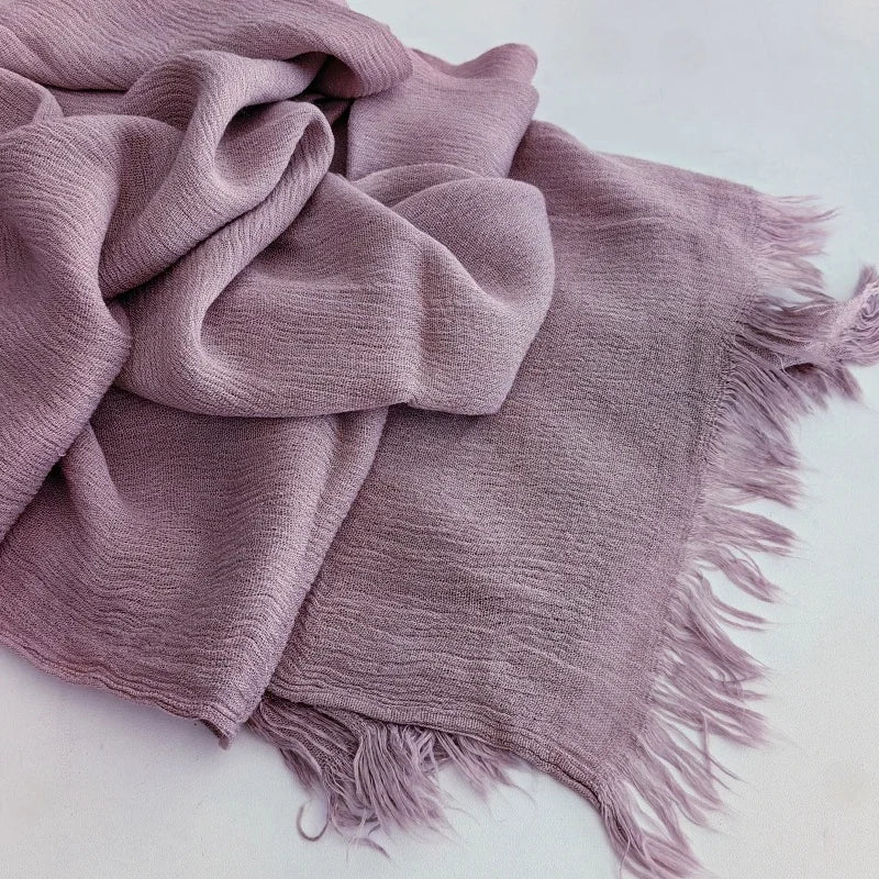 Foulard hijab en coton viscose mauve doux, drapé et plié avec franges